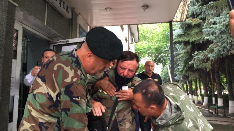 Участника протеста забрала скорая помощь прямо из инспектората полиции