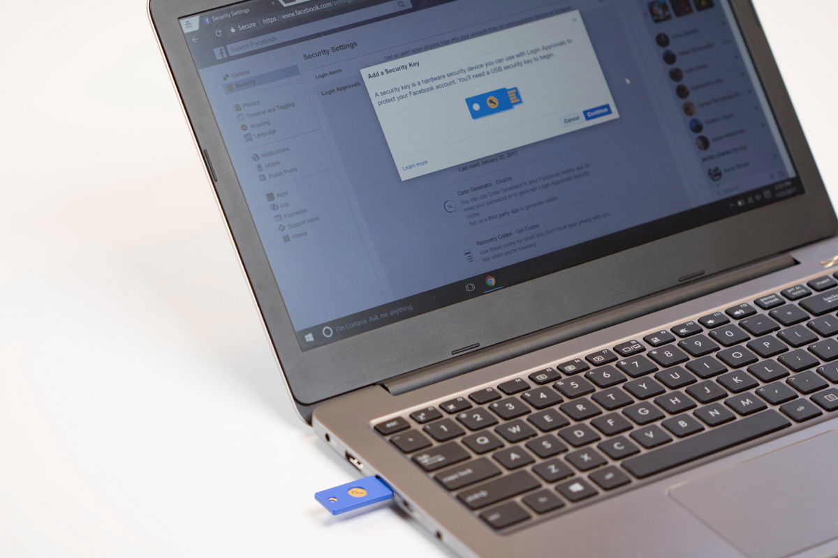 Аккаунт в Facebook теперь можно защитить USB-ключом