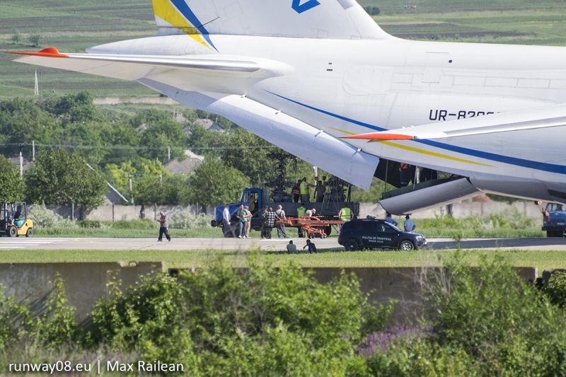 Un avion gigantic, la Mărculești: Mai multe elicoptere, încărcate la bord