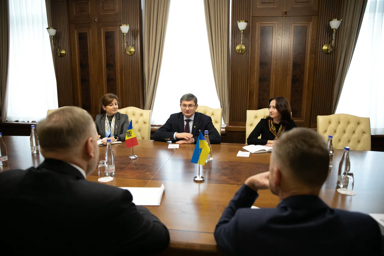 Гросу обсудил с послом Украины управление энергетическим кризисом в обеих странах