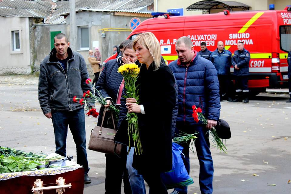 С большой скорбью товарищи попрощались с погибшим пожарным