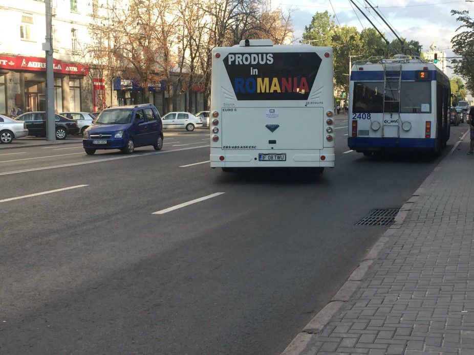 Autobuze noi cu inscripția „Produs în România” observate pe străzile din Chișinău