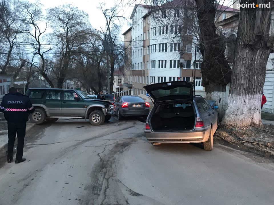 В центре Кишинева столкнулись три автомобиля