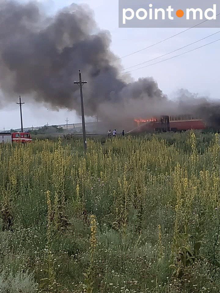 В Сети появились фото горящего пассажирского поезда "Унгены - Бельцы"