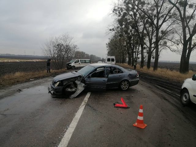 В Киевской области гражданин Молдовы на "Мерседесе" протаранил микроавтобус