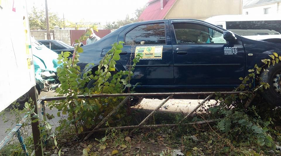 На Мунчештах в результате аварии такси залетело на ограду