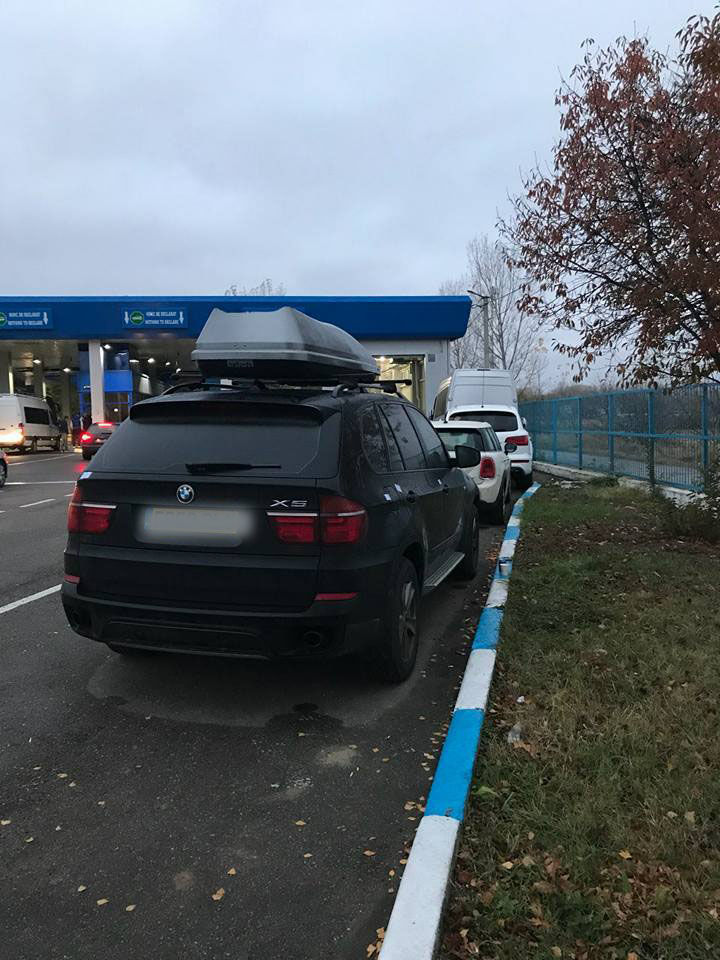 A rămas fără mașină. BMW-ul unui moldovean, reținut la frontieră