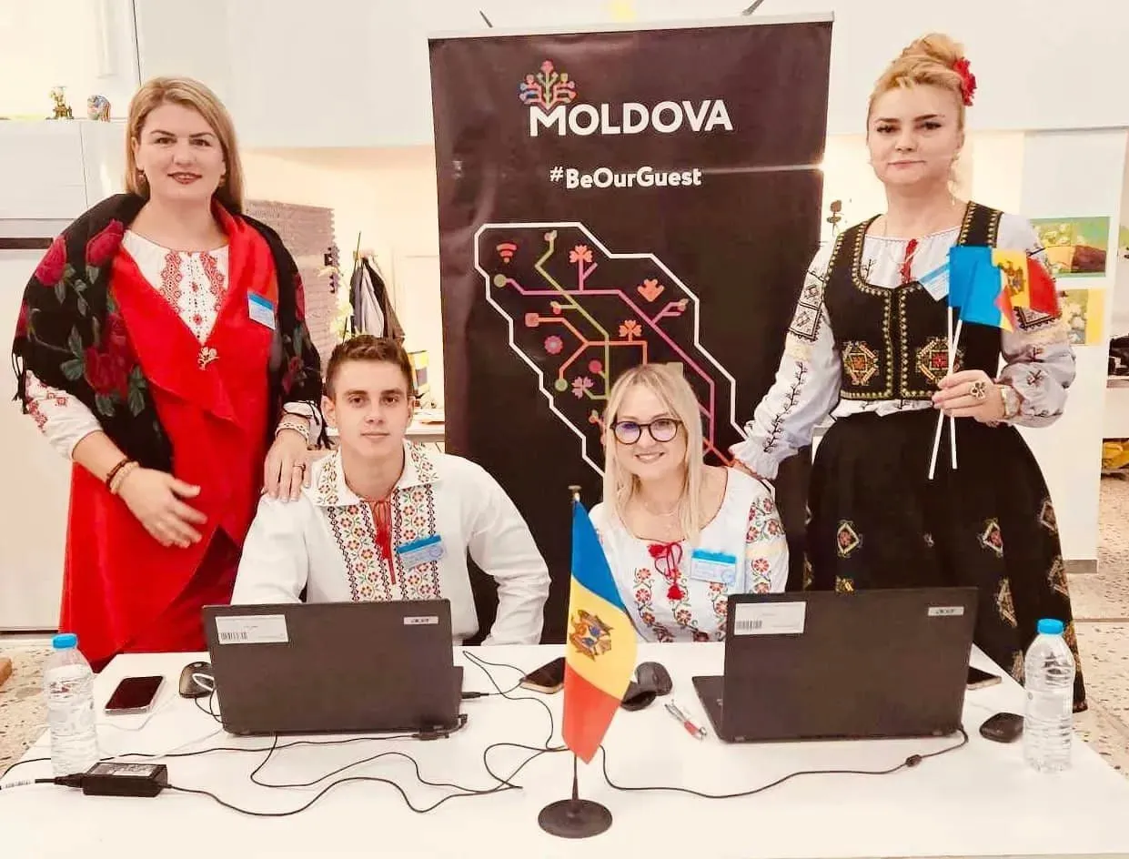 La Atena moldovenii votează în „Casa Mare”, amenajată într-o secție de votare