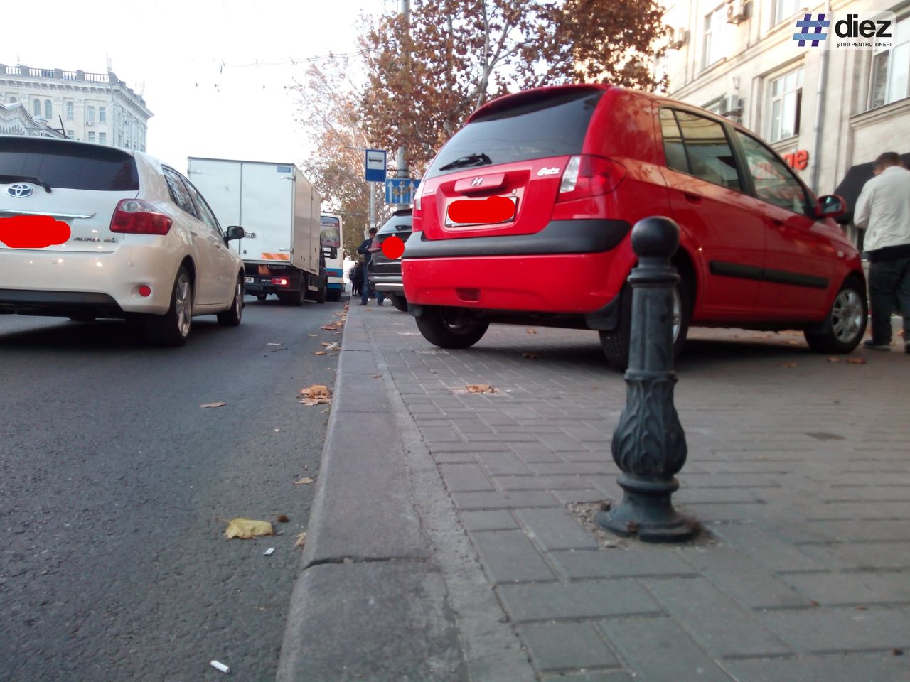 За год антипарковочные столбики стали пропадать, а машины снова на тротуаре