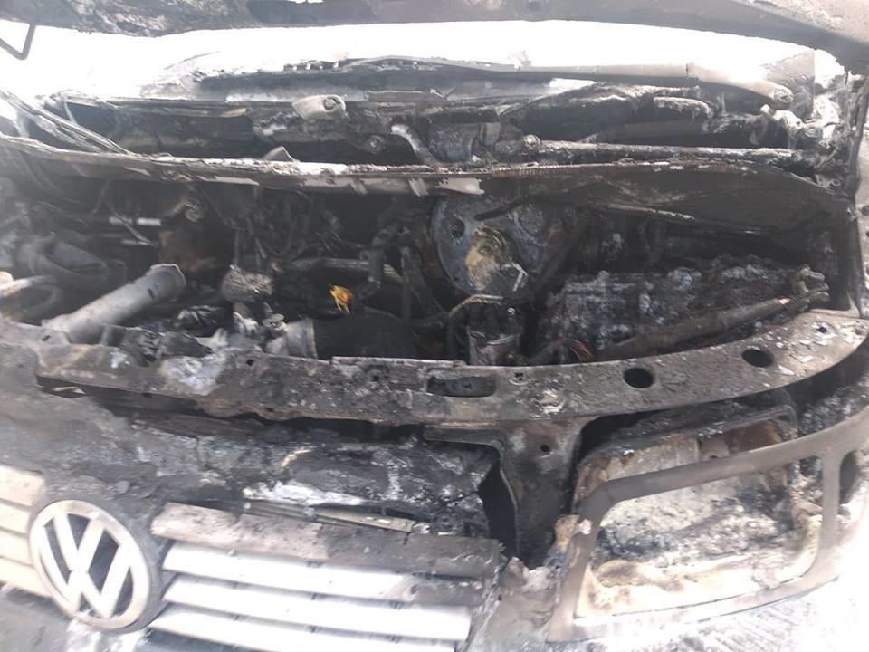 В Бельцах в районе железнодорожного вокзала загорелся микроавтобус