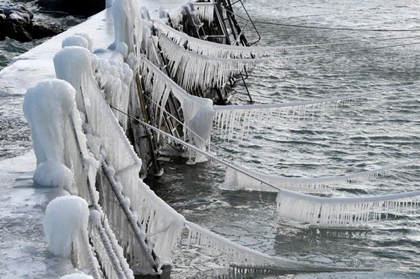 Швейцария из-за морозов покрылась льдом