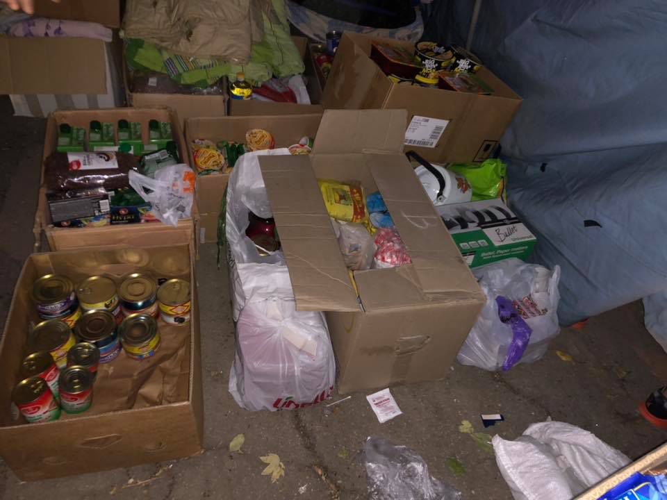 Люди приносят пострадавшим на Рышкановке еду и одежду