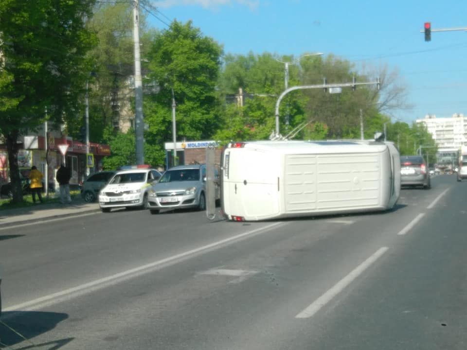 В результате ДТП на Рышкановке перевернулся микроавтобус