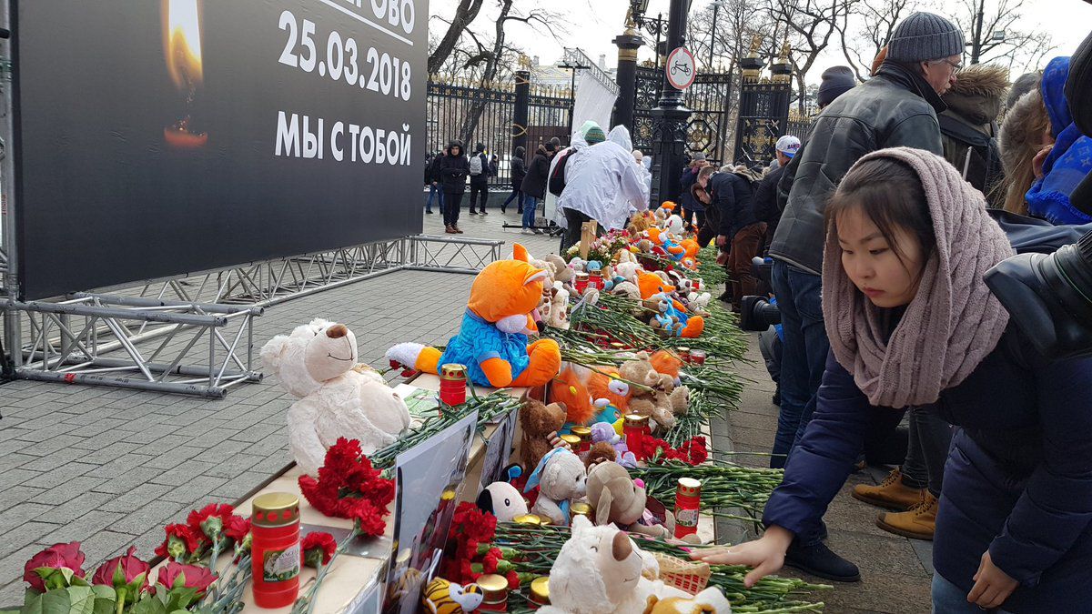 В Москве раздали цветы на официальной акции памяти погибших в Кемерово