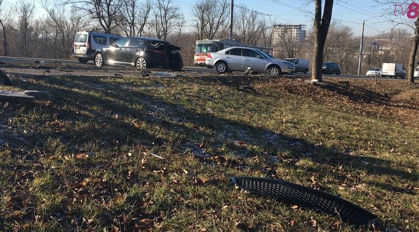 В столице автомобиль врезался в столб: госпитализирован 1 человек