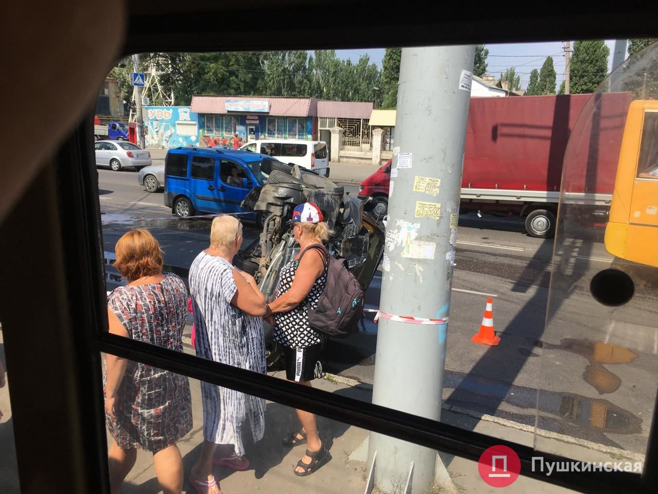 ДТП в Одессе с участием машины из Молдовы: один из автомобилей перевернулся