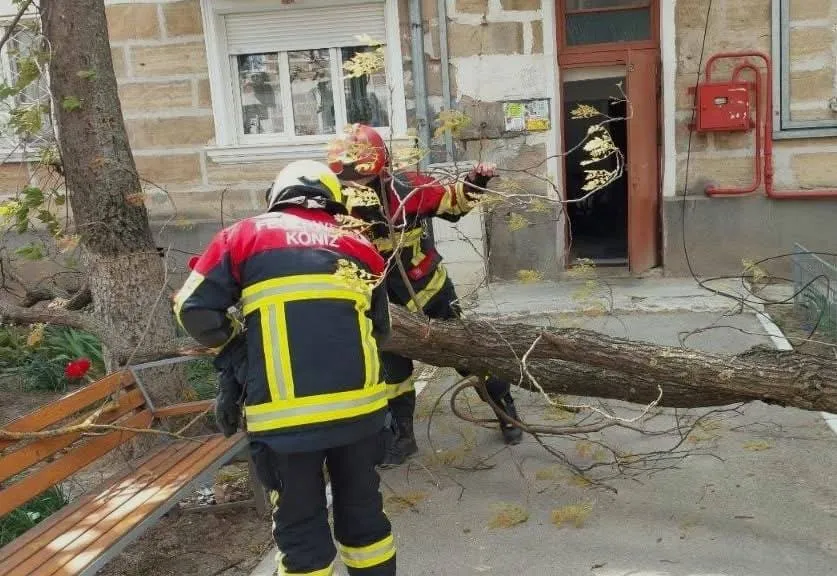 ГИЧС подвёл итоги шквалистого ветра: более 100 выездов и пострадавшие