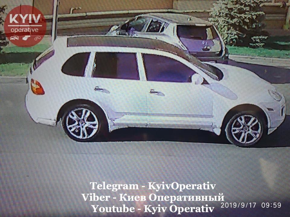 В Киеве "стиляги" на Porsche ограбили обменник