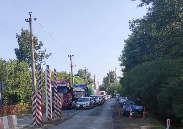 На КПП "Скулень" образовались большие очереди