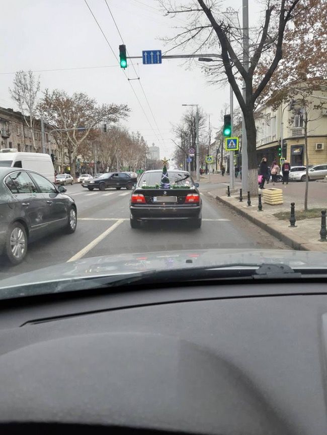 На улицах Кишинева заметили "новогодний" BMW
