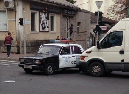 В Кишиневе столкнулись микроавтобус и полицейский автомобиль