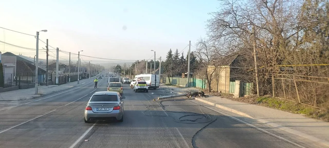 Un camion a derapat de pe drum și s-a izbit într-un pilon la Peresecina: Trei persoane au fost rănite