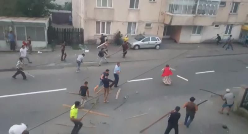 В Румынии две цыганские семьи устроили массовую драку с металлическими прутьями и топорами