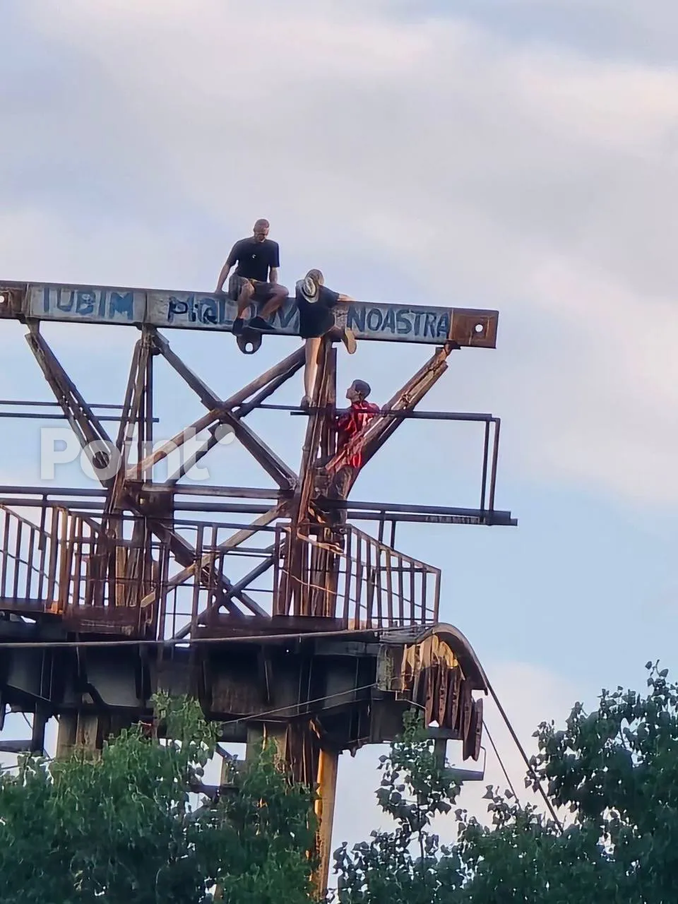На заброшенную канатную дорогу в Кишинёве забрались подростки
