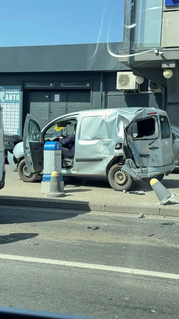 Cinci automobile, implicate într-un accident pe strada Calea Orheiului