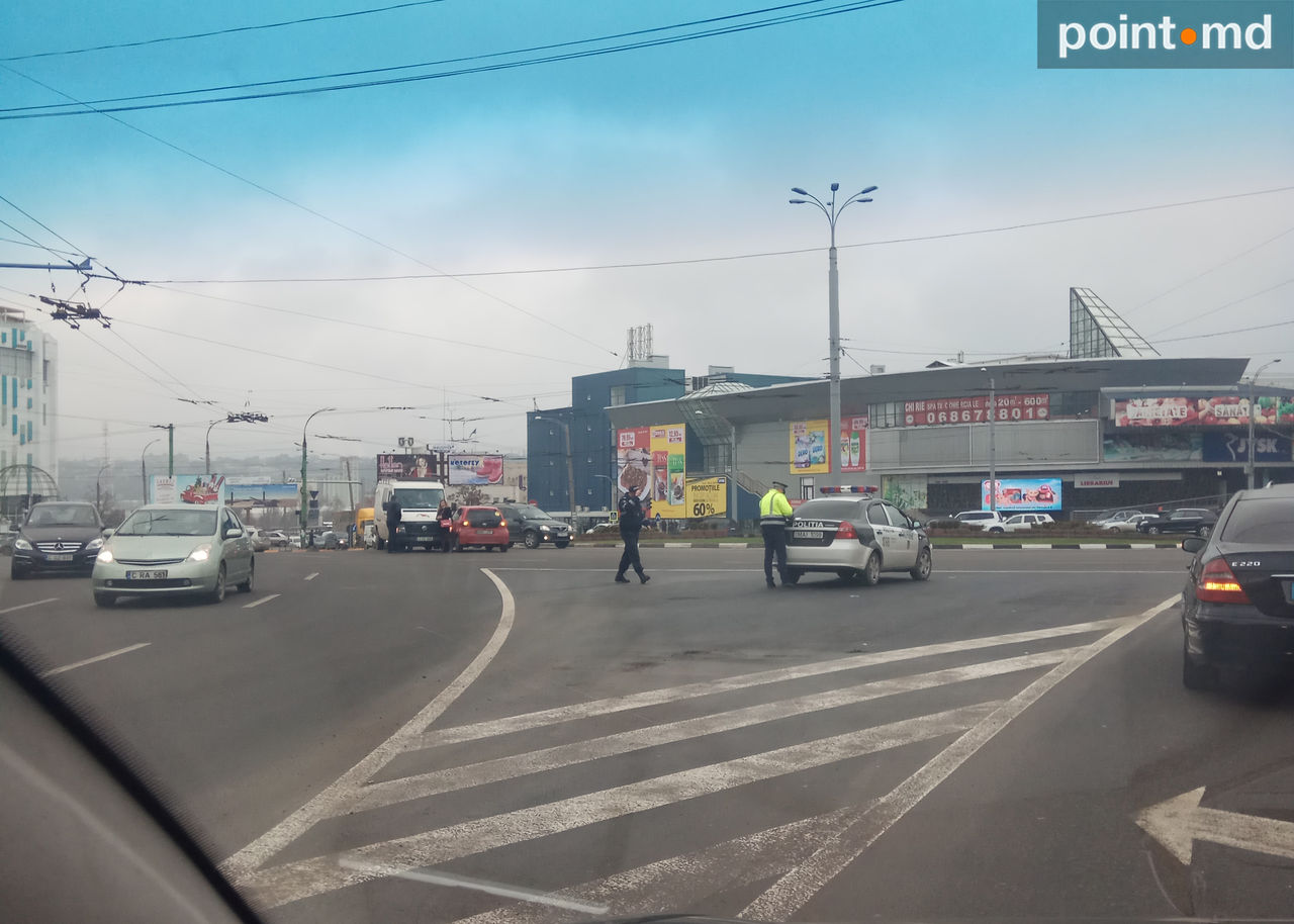 Rătăcită în giratoriu? Adevărul despre accidentul ciudat din Capitală