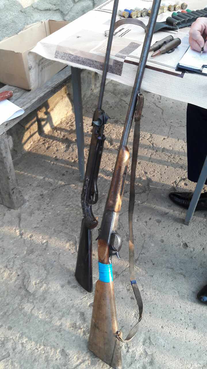 Arme și cartușe, ridicate în urma unor percheziții domiciliare la Fălești