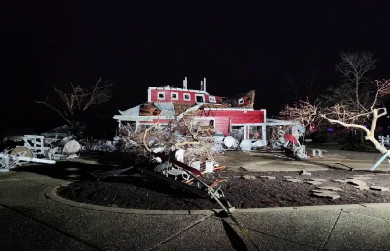 Tornade puternice au lovit SUA: Cel puțin 33 de persoane au murit