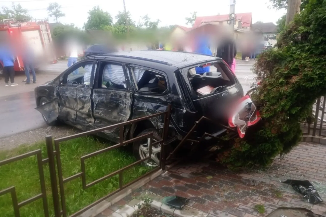 В Сучаве фургон врезался в две машины: 11 человек ранено, включая детей