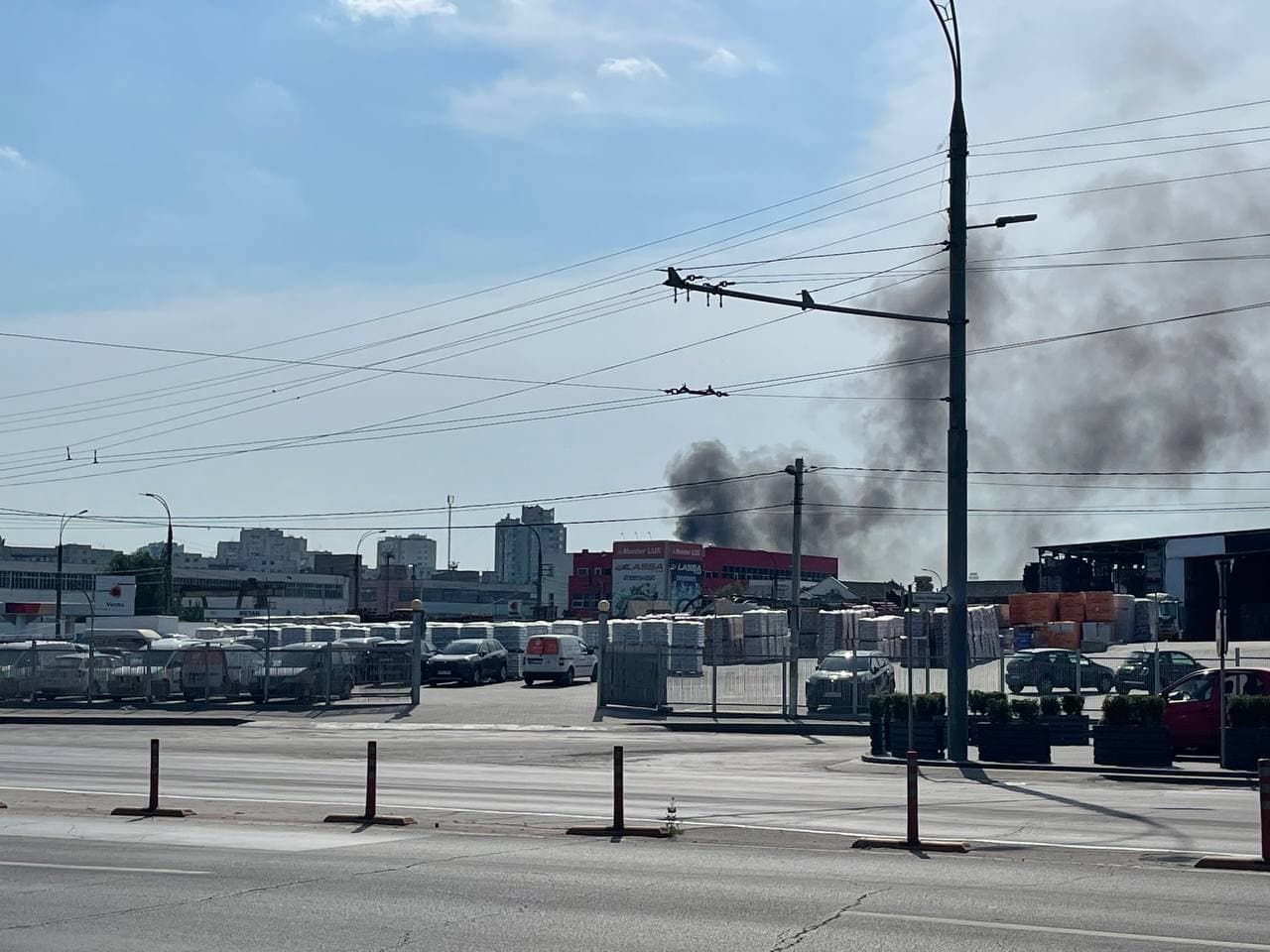 В столице произошел пожар на складе
