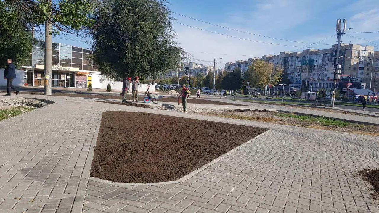 Продолжается ремонт тротуаров на бульваре Мирча чел Бэтрын