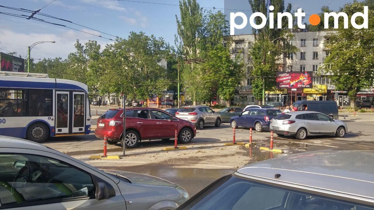 На перекрестке улиц Трандафирилор - Дечебал произошла авария