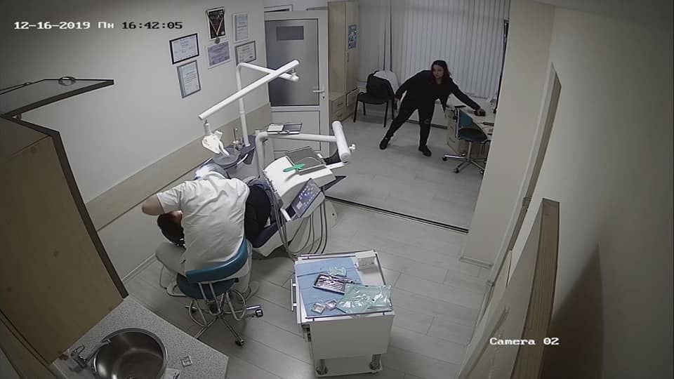 В столице девушка совершила кражу в присутствии стоматолога и пациента