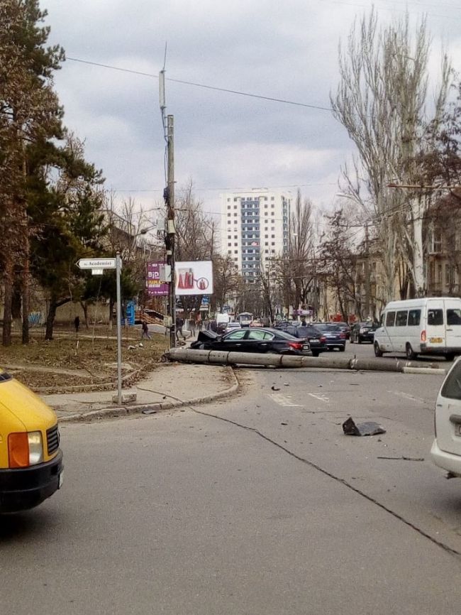 Водитель Infinity повалил столб на Телецентре в результате ДТП