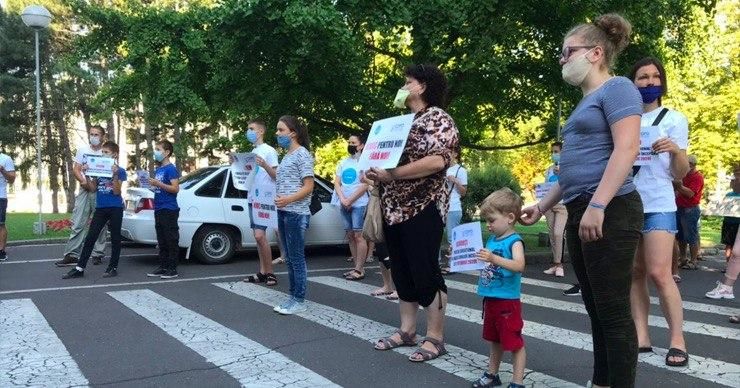 Министерство образования - протестующим родителям: Мы не закрывали школы