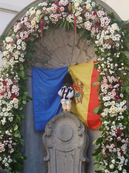 Статую писающего мальчика в Бельгии одели в молдавский костюм