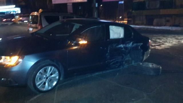 Пьяный водитель Mercedes "развернул" легковушку на 180 градусов