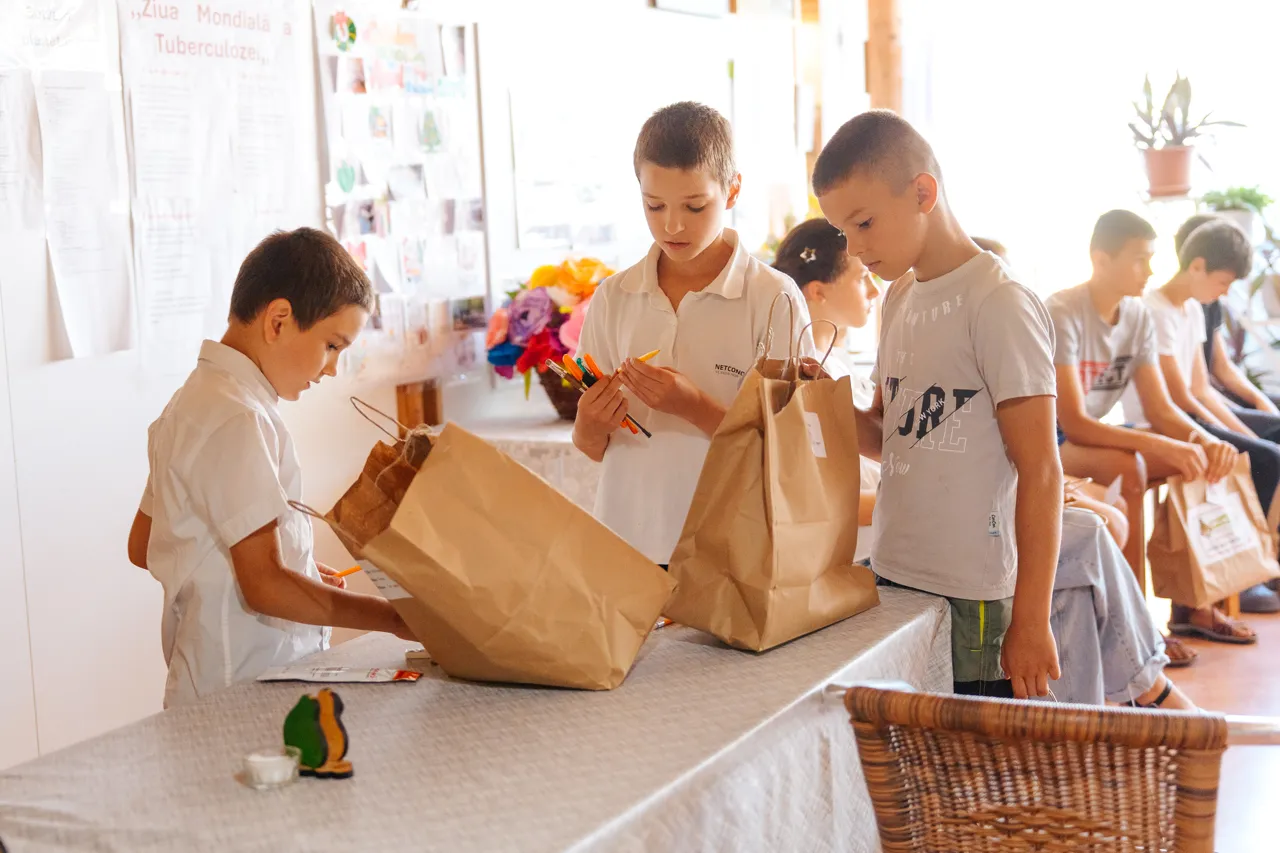 Kaufland: Peste 54.000 de rechizite colectate și 868 de copii pregătiți de școală prin campania „Vreau și eu”