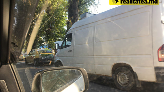 Возле столичного аэропорта столкнулись три автомобиля