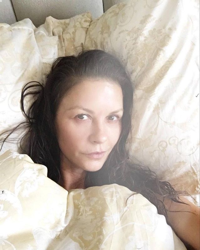 Catherine Zeta-Jones s-a pozat fără machiaj în dormitor, imediat după ce s-a trezit