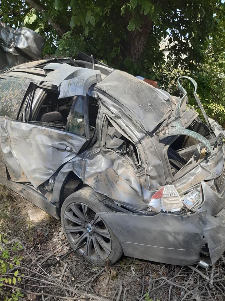 В Трушенах BMW превратился в груду металла, врезавшись в столб и дерево