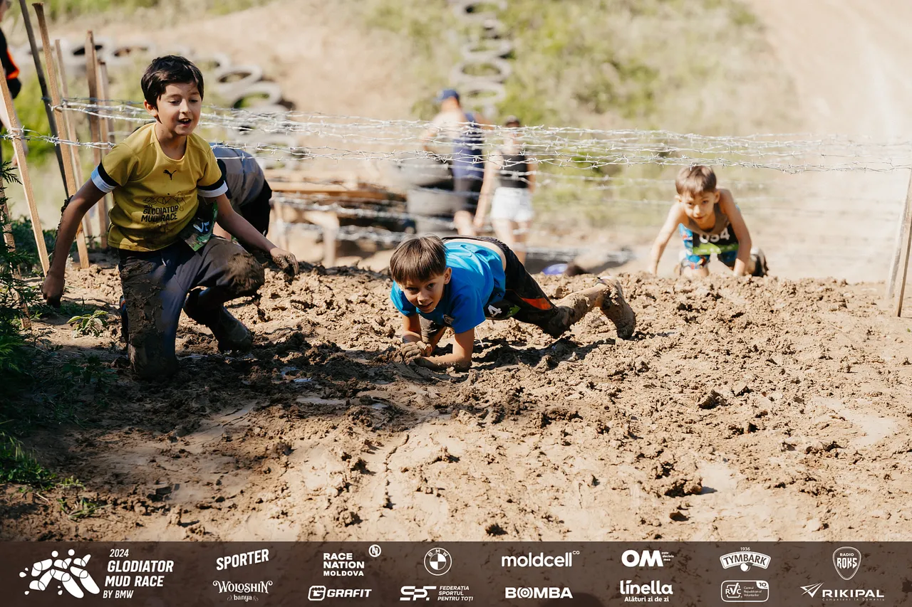 Glodiator Mud Race by BMW искупал в грязи 500 человек