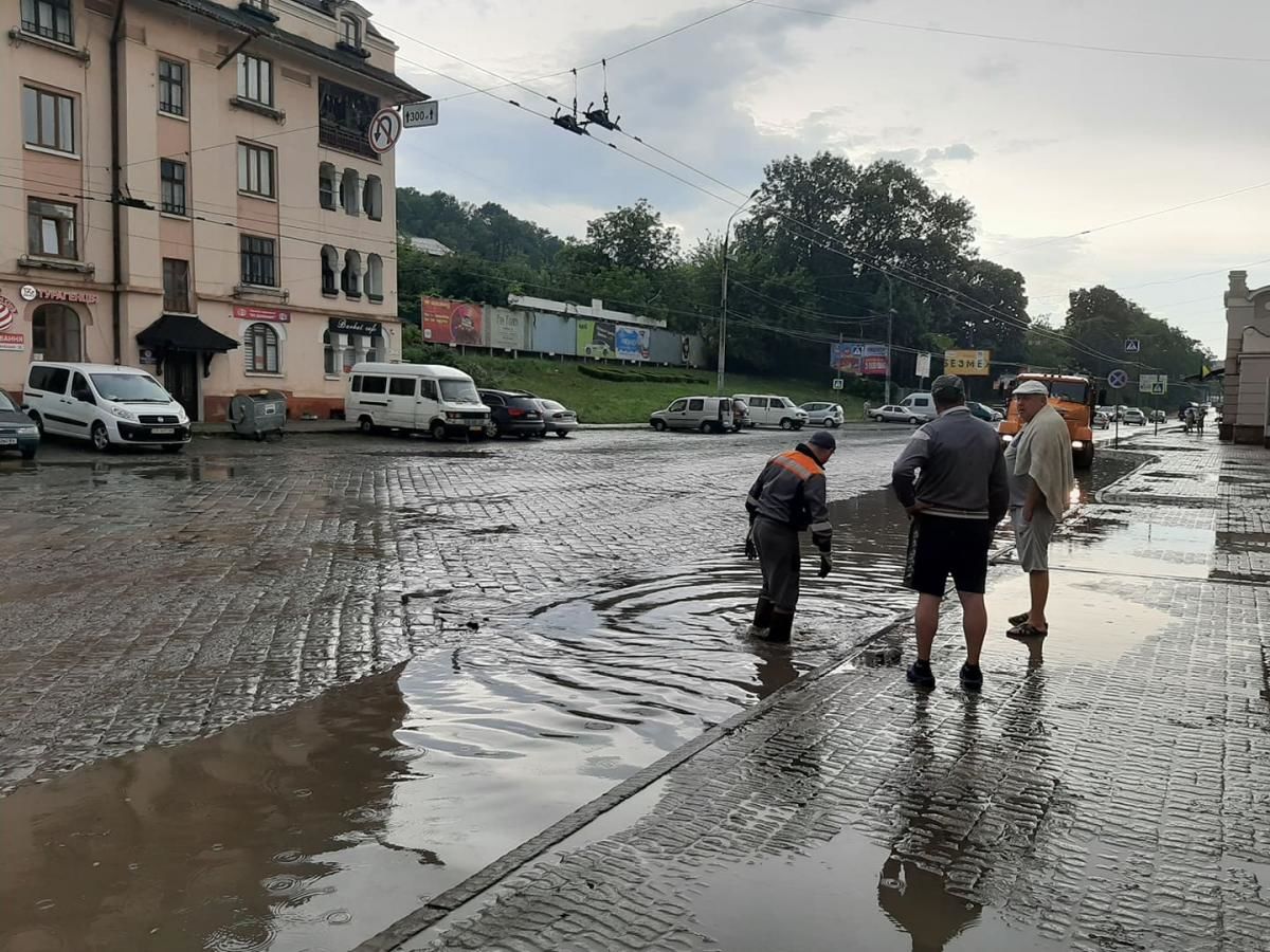 В Черновцах второй день подряд мощный ливень затапливает улицы города