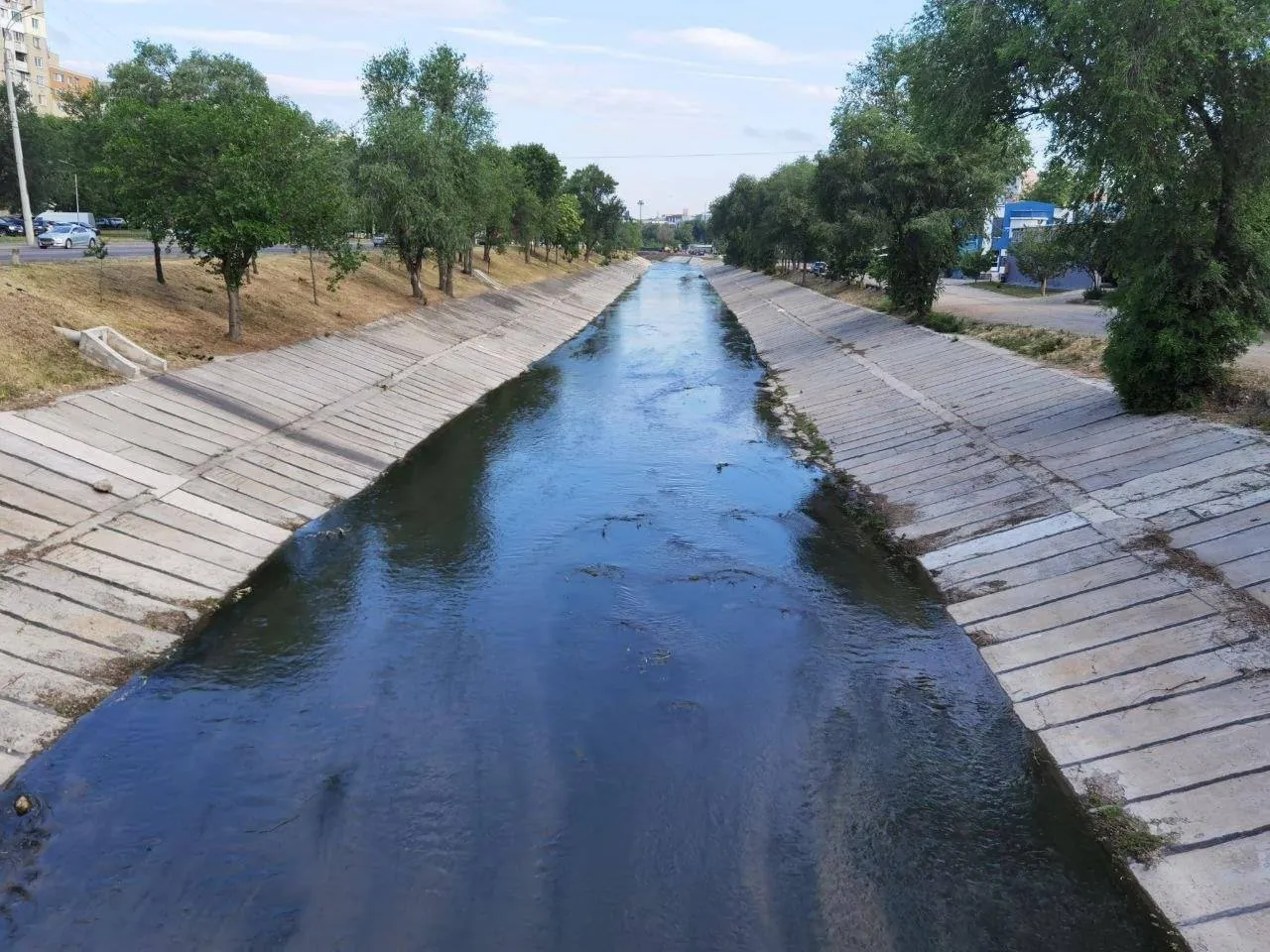 Продолжается очистка столичных озёр
