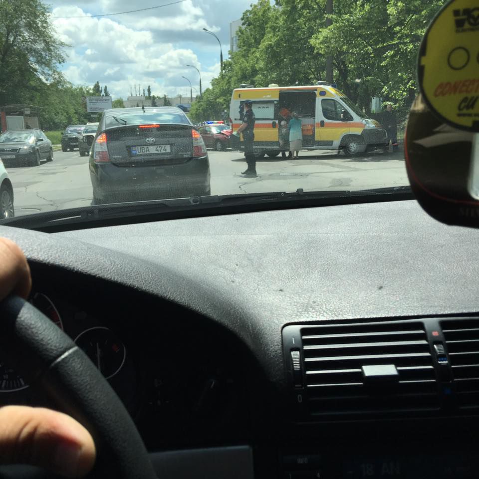 На Албишоаре из-за аварии с участием такси образовались большие пробки