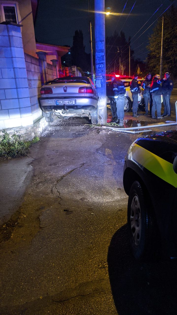 В Кишиневе автомобиль застрял между забором и столбом